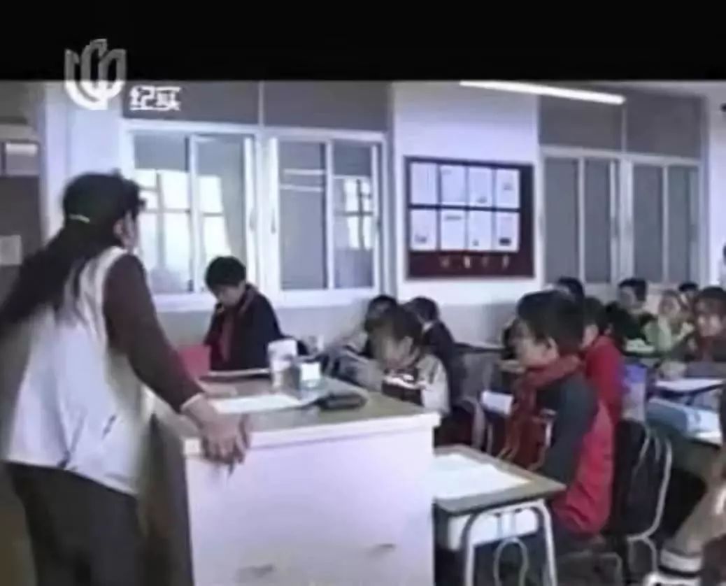 8歲被媽媽扒光，全車人圍觀拍照，多少孩子死于羞辱式教育
