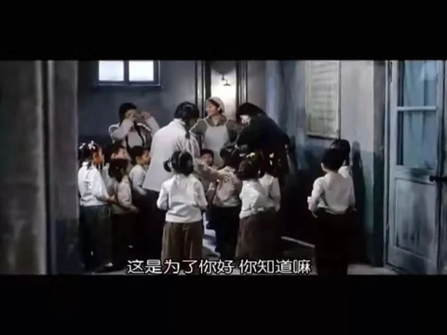8歲被媽媽扒光，全車人圍觀拍照，多少孩子死于羞辱式教育