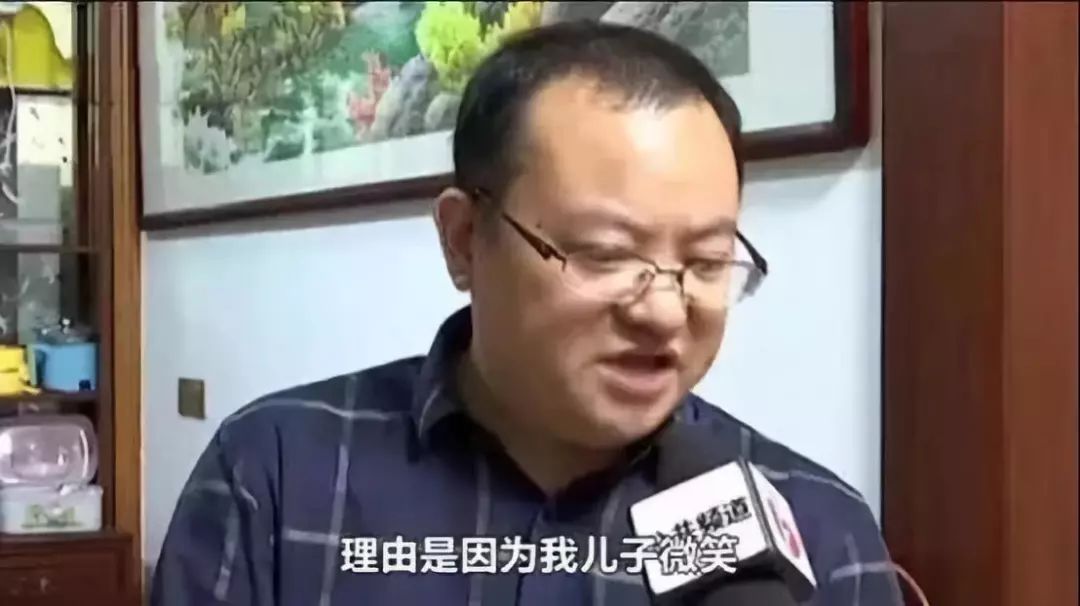 8歲被媽媽扒光，全車人圍觀拍照，多少孩子死于羞辱式教育