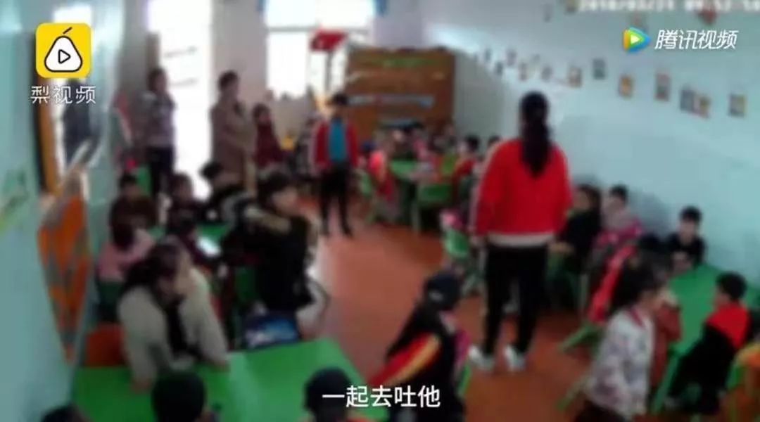 8歲被媽媽扒光，全車人圍觀拍照，多少孩子死于羞辱式教育