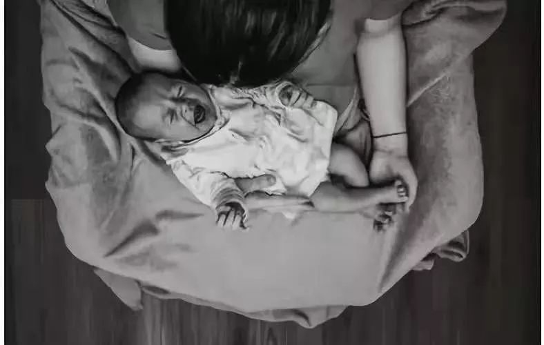 當(dāng)眾掀衣喂奶，不要臉！母乳媽媽的尊嚴(yán)，還要被踐踏多久？