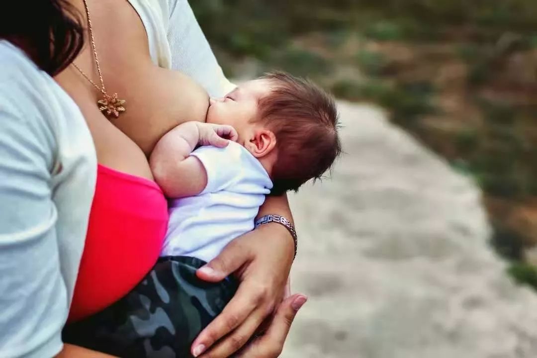 當(dāng)眾掀衣喂奶，不要臉！母乳媽媽的尊嚴(yán)，還要被踐踏多久？