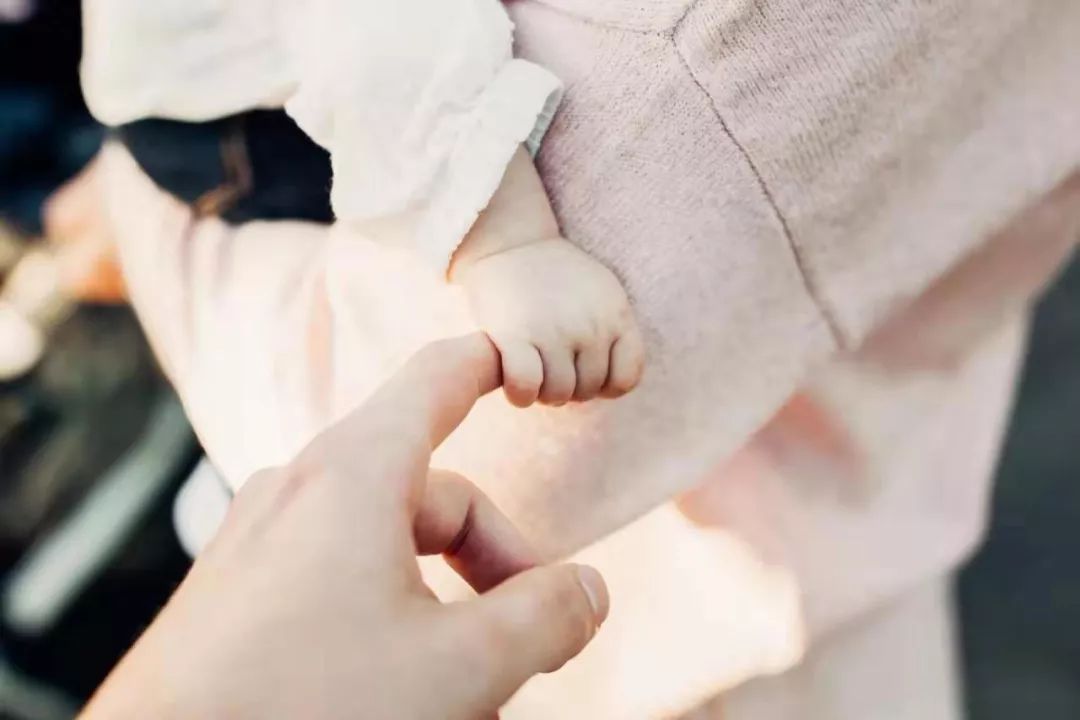 當(dāng)眾掀衣喂奶，不要臉！母乳媽媽的尊嚴(yán)，還要被踐踏多久？