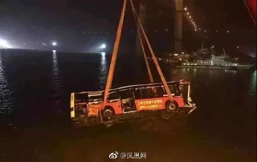 美女進駕駛艙擺拍：對規(guī)則的蔑視，就是對善良的殘忍