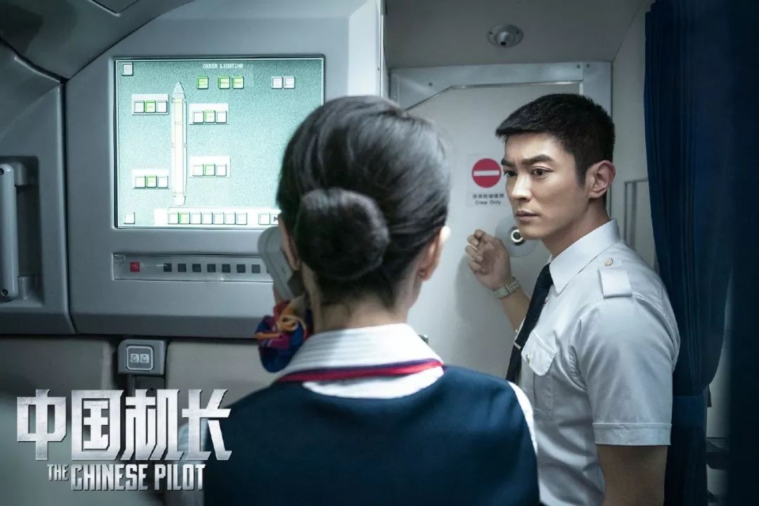 美女進駕駛艙擺拍：對規(guī)則的蔑視，就是對善良的殘忍