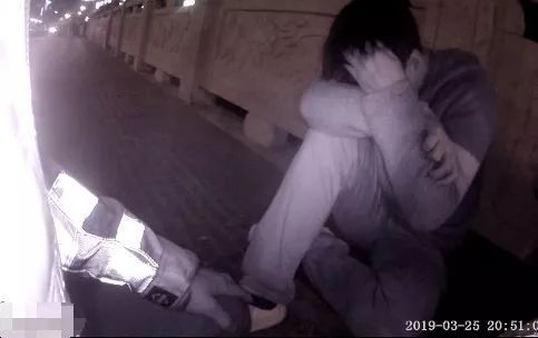 成年人生存規(guī)則：大事扛著，小事崩潰