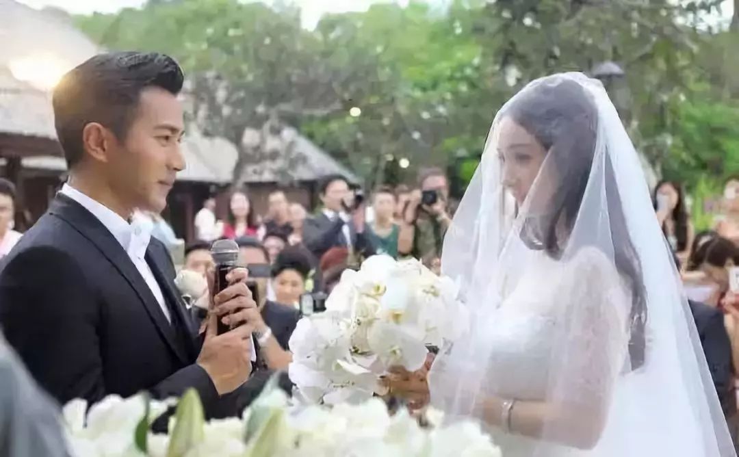 楊冪新戀情曝光被群嘲：離過(guò)婚的女人，不配擁有愛(ài)情？