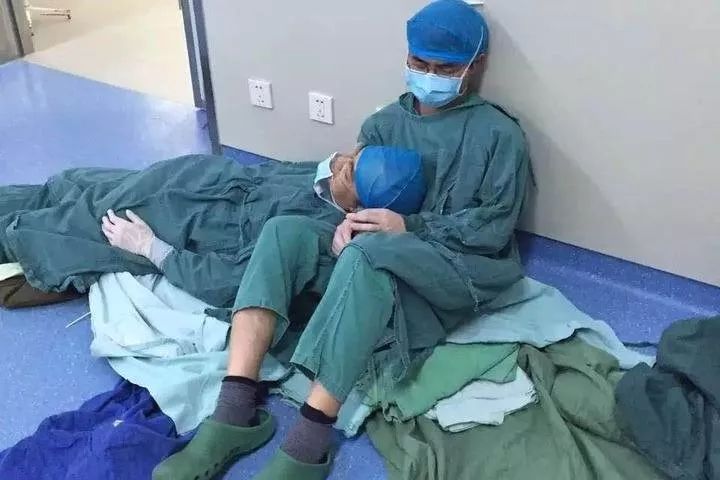 超負(fù)荷工作，面對死亡威脅！是什么支撐醫(yī)生們的靈魂