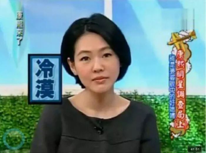 中年少女的友情是，咬耳朵說第三個人的壞話