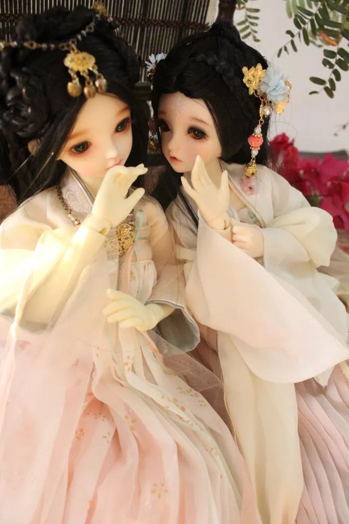 中年少女的友情是，咬耳朵說第三個人的壞話