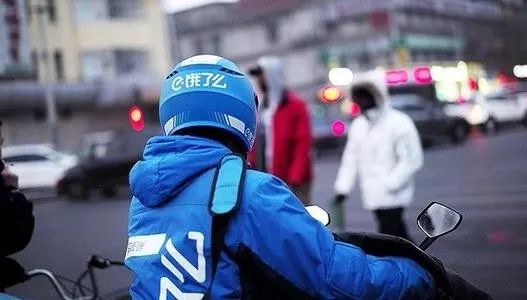 老總失業(yè)送外賣，中年人的焦慮真的是道無解題