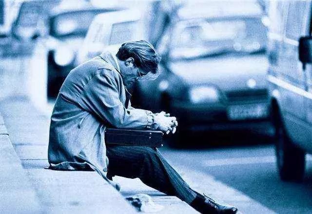 老總失業(yè)送外賣，中年人的焦慮真的是道無解題