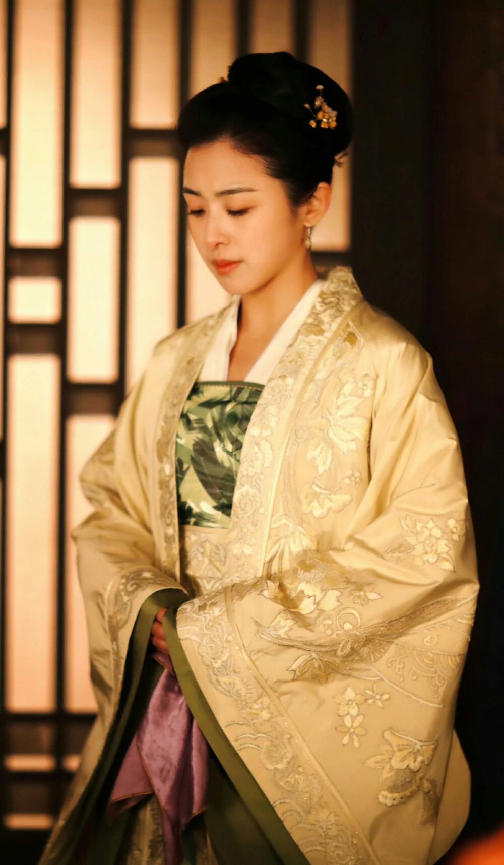 少年成名，卻深陷丑聞，被困于“乖乖女”的張含韻，如何乘風破浪？