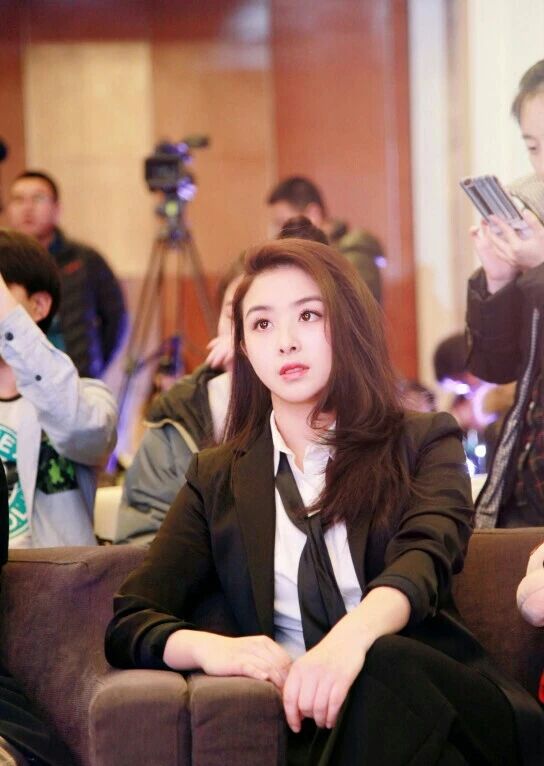 少年成名，卻深陷丑聞，被困于“乖乖女”的張含韻，如何乘風破浪？