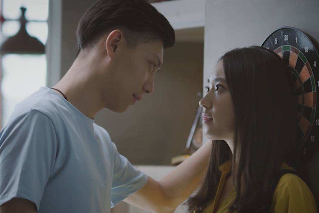 除了摟摟抱抱，男人這些不老實的小動作，更讓女人上癮