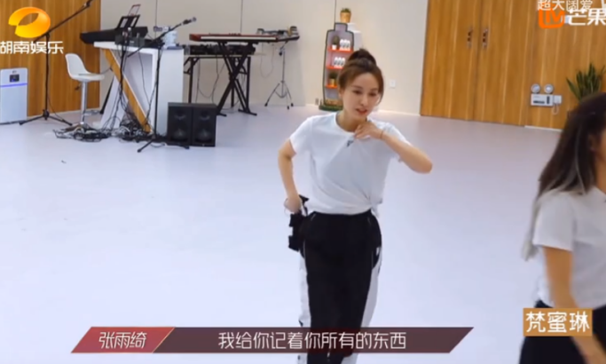 女性啟示：張雨綺又一次持靚行兇走紅，憑什么？