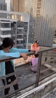 網(wǎng)紅公路拿命拍照，女孩天臺(tái)玩“死亡游戲”為什么我孩子追捧網(wǎng)紅