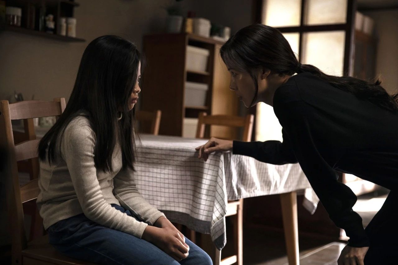 家暴致死《小委托人》散開(kāi)頭發(fā)是良母，扎起頭發(fā)是惡魔