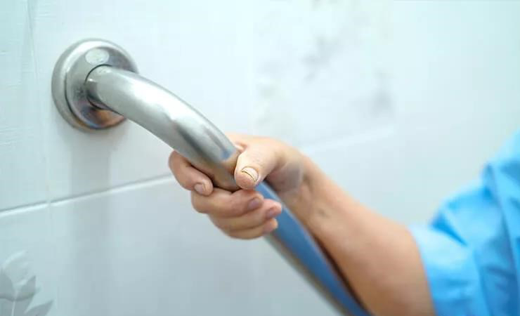 80后男明星洗澡時突然去世，揭開7700萬獨居人士最不堪的一面
