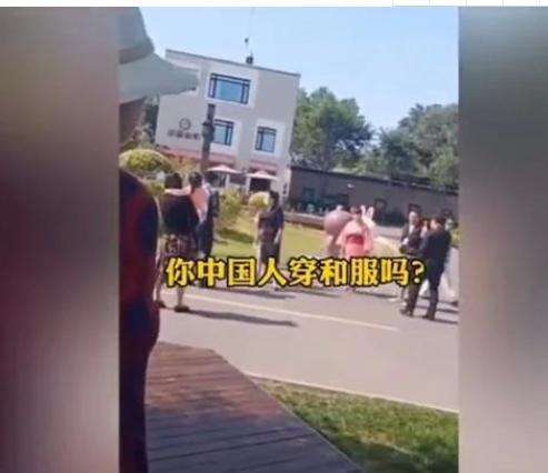 小伙怒斥在軍艦旁穿和服拍照女子