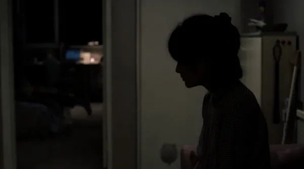 丈夫出軌，小三住進(jìn)家里：婚姻三人行，是藥還是毒？