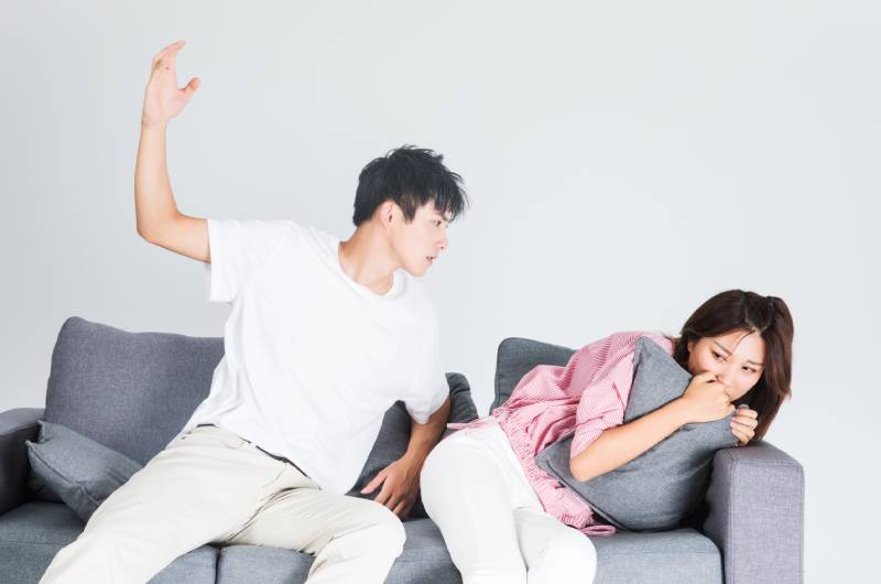 女性在面對家暴時應(yīng)該怎樣保護(hù)自己？