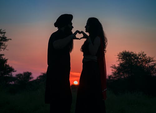嘴笨的人如何和妹子聊天?晚上找女孩聊天開頭語