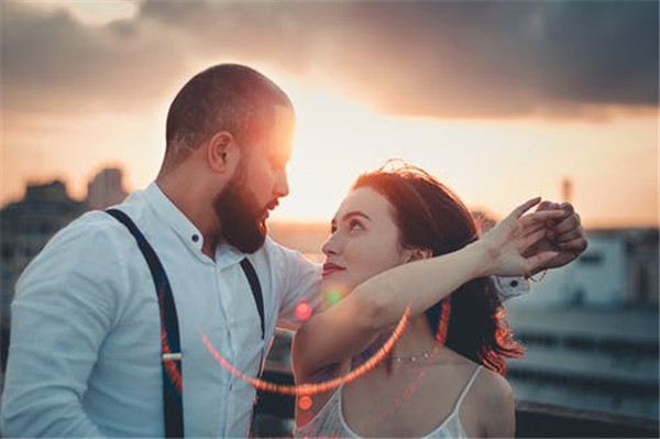 老公吵架后冷戰(zhàn)的心理-治男人冷戰(zhàn)的方法