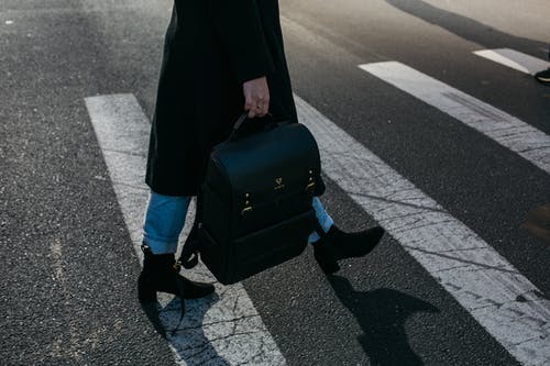 男人不想真分手的表現(xiàn)-男人在等你挽回的暗示