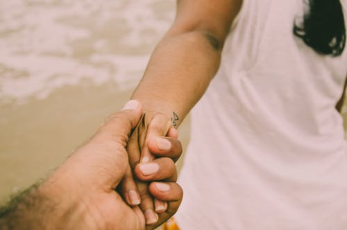 男人不想真分手的表現(xiàn)-男人在等你挽回的暗示