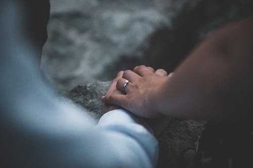 老公出軌想離婚的表現(xiàn)-老公出軌想離婚怎么辦
