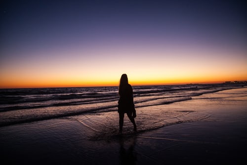 早上跟女孩子聊什么好?追女生早上發(fā)的第一句話