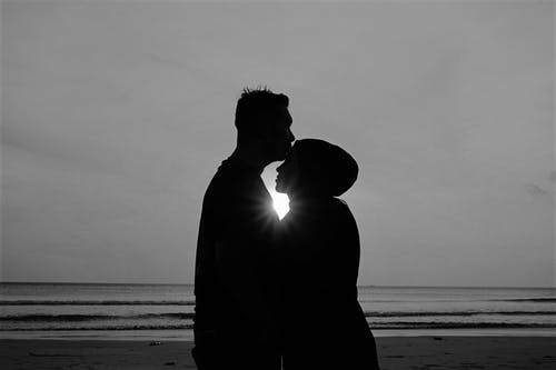 男人出軌不知悔改的表現(xiàn)-男人出軌會(huì)真心悔改嗎