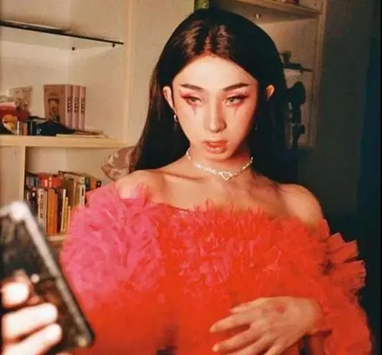 伊能靜兒子穿性感女裝：我不想做男人，有錯嗎？