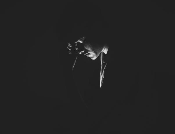 人們?yōu)槭裁丛敢獬两谪撁媲榫w中