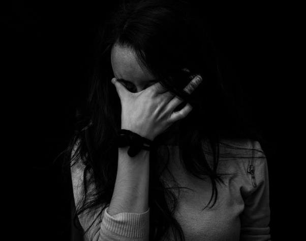 人們?yōu)槭裁丛敢獬两谪撁媲榫w中