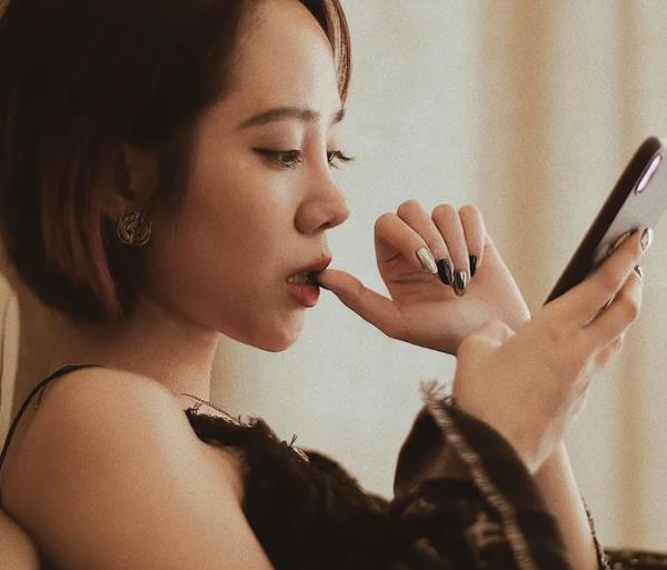 不停的刷手機(jī)，你有可能是患上了社交錯失恐懼癥