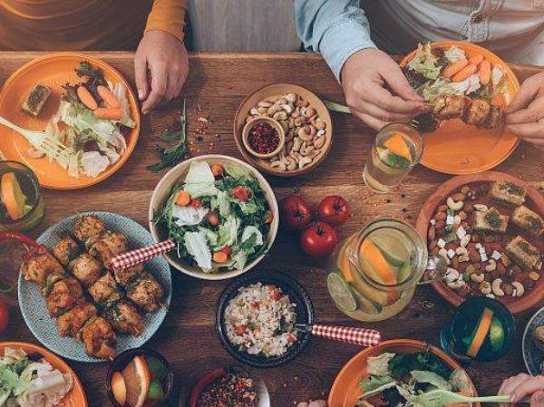 神經(jīng)性厭食暴食癥與厭食癥的區(qū)別在于？