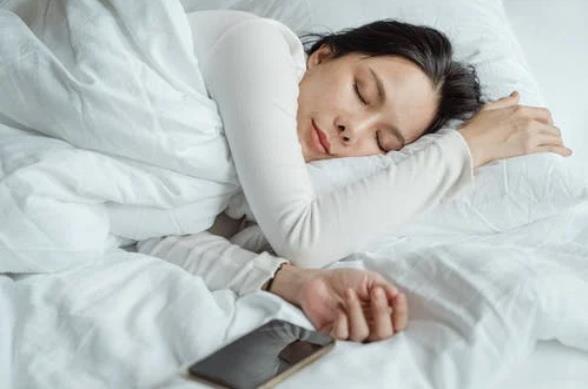越想睡越失眠該怎么辦？