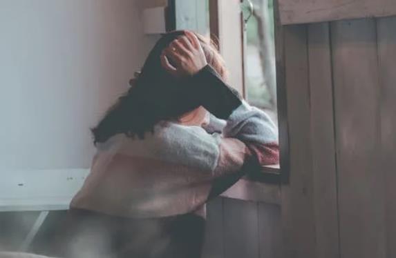 內(nèi)向的人是不是更容易得抑郁癥？
