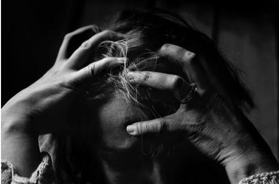 內(nèi)向的人是不是更容易得抑郁癥？