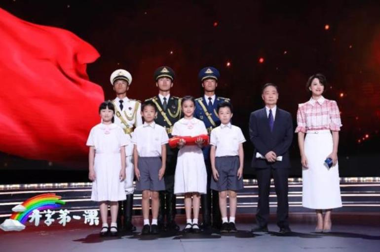 五星紅旗陪伴下開啟新學(xué)期