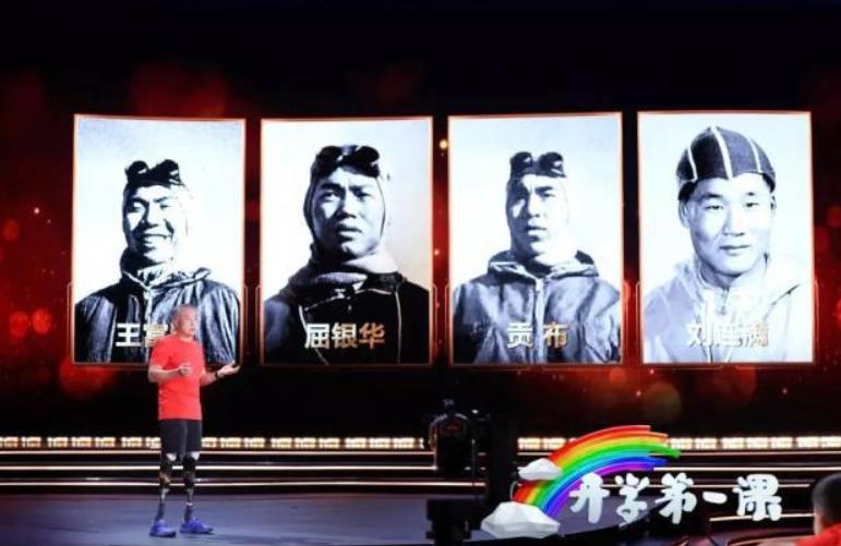 五星紅旗陪伴下開啟新學(xué)期