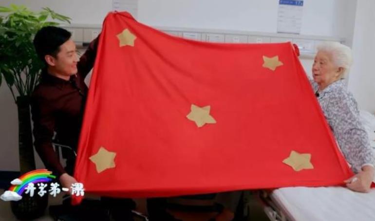 五星紅旗陪伴下開啟新學(xué)期