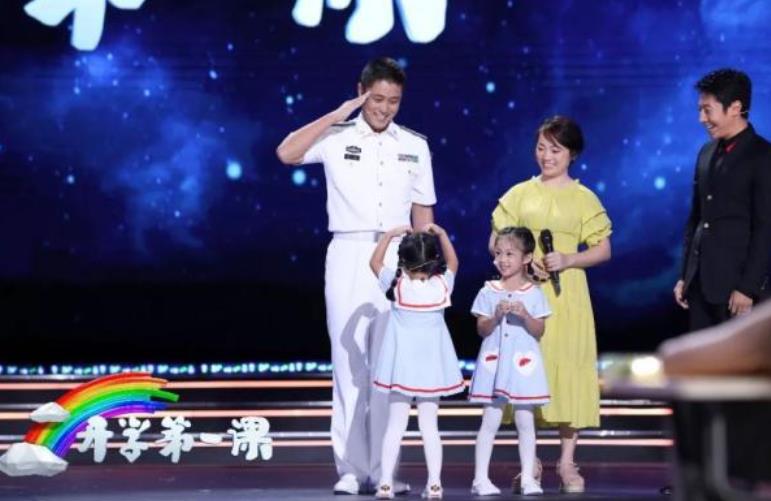 五星紅旗陪伴下開啟新學(xué)期