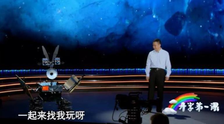 五星紅旗陪伴下開啟新學(xué)期