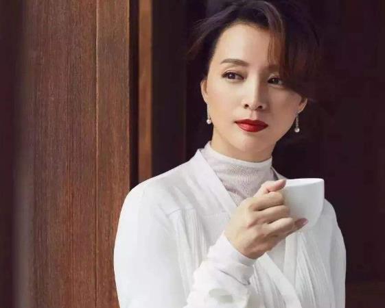 董卿：一個(gè)會(huì)發(fā)光的女人！