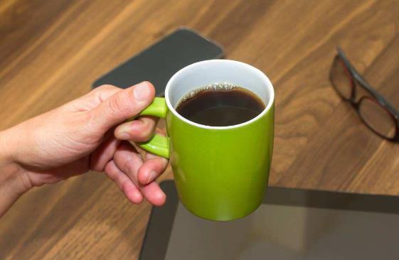如何從握杯子的方式看出一個人