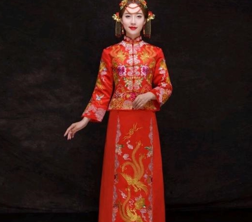 心理學(xué)：憑直覺，你喜歡哪套龍鳳褂？秒測你是奴隸命還是公主命？
