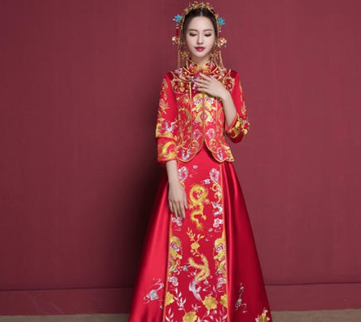 心理學(xué)：憑直覺，你喜歡哪套龍鳳褂？秒測你是奴隸命還是公主命？
